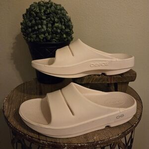 OOFOS Ooahh Recovery Slides In Nomad ( Cream/Biege) Colorway Women's 7 Men's 5